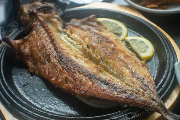 Closeup Shot Seafood Black Plate — Stock Photo, Image