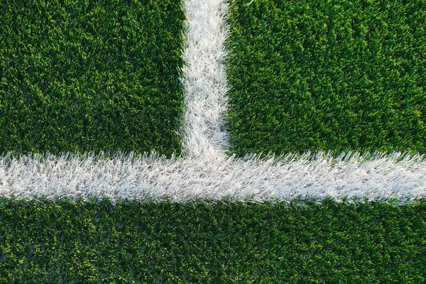 Closeup Του Ένα Πράσινο Συνθετικό Χόρτο Επιφάνεια Ένα Γήπεδο Ποδοσφαίρου — Φωτογραφία Αρχείου