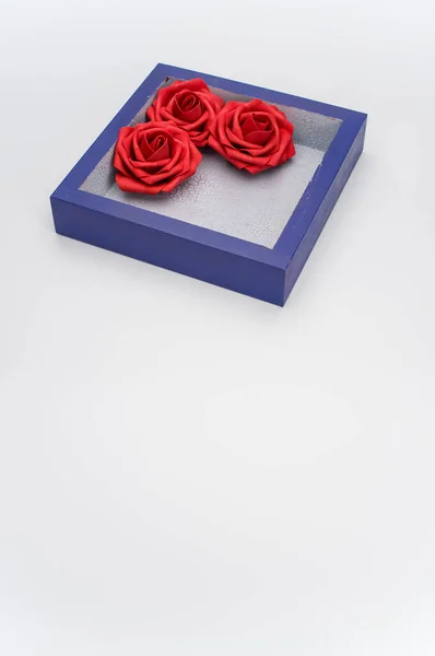 Uma Caixa Madeira Azul Com Três Rosas Vermelhas Fundo Branco — Fotografia de Stock