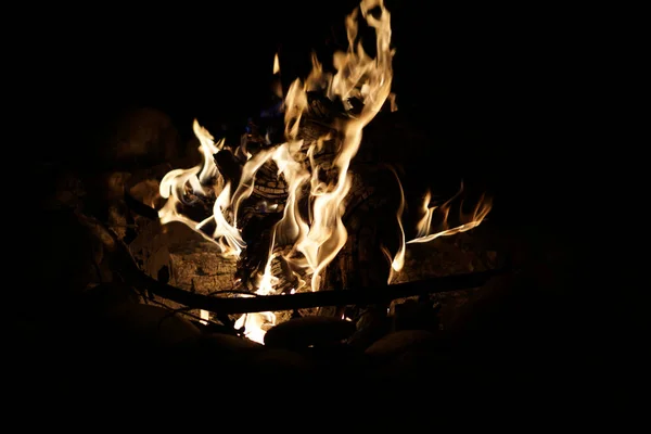 Eine Nahaufnahme Brennenden Feuers Der Dunkelheit Hintergründe — Stockfoto