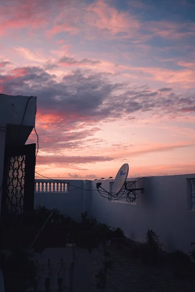 Niesamowity Widok Zachód Słońca Tarasu Budynku Gdzie Znajduje Się Satelita — Zdjęcie stockowe