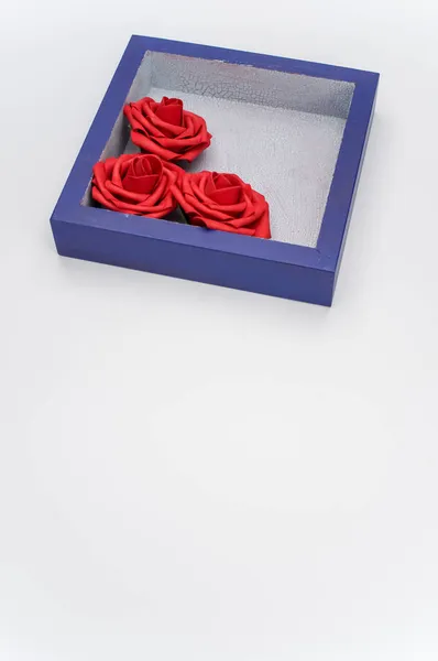 Niebieskie Drewniane Pudełko Trzema Czerwonymi Różami Białym Tle Przestrzenią Tekstową — Zdjęcie stockowe