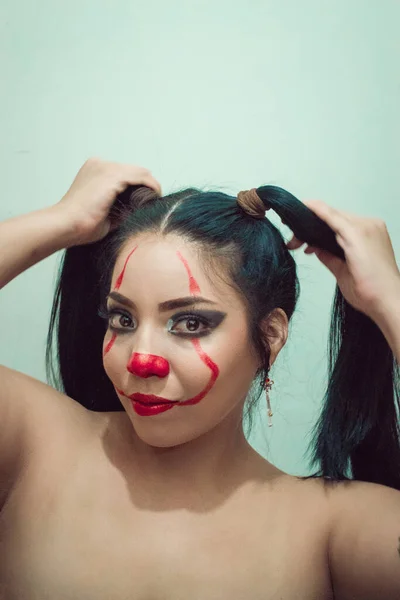 Primer Plano Una Mujer Hispana Usando Maquillaje Payaso Posando Para — Foto de Stock