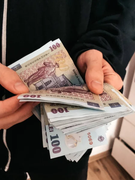 Розмір Чоловічих Рук Рахуючи Румунські Гроші 100 Lei Рахунків — стокове фото