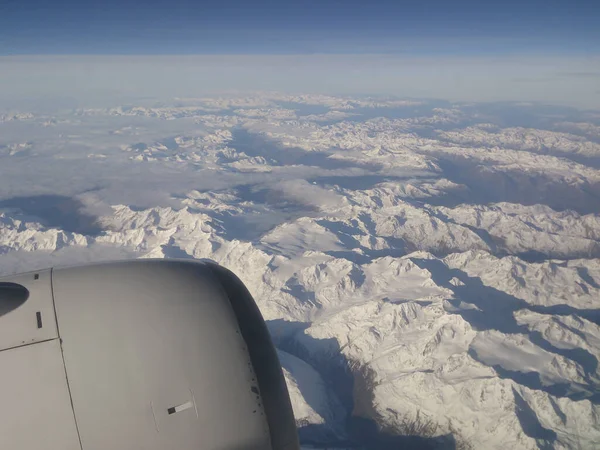 Silnik Odrzutowy Pokrytymi Śniegiem Alpami Tle Widok Pod Wysokim Kątem — Zdjęcie stockowe