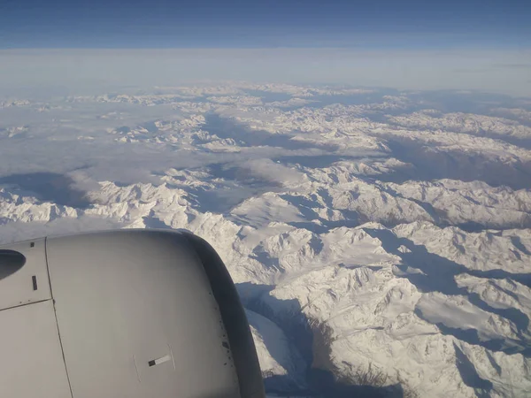 Motor Jato Com Alpes Cobertos Neve Fundo Vista Ângulo Alto — Fotografia de Stock