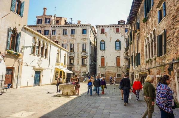 Venice Italië Mei 2016 Mensen Die Straat Lopen Met Oude — Stockfoto