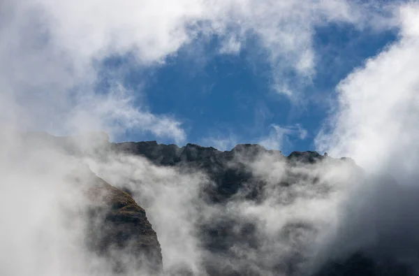 Hermoso Paisaje Con Nubes Las Crestas Las Montañas —  Fotos de Stock