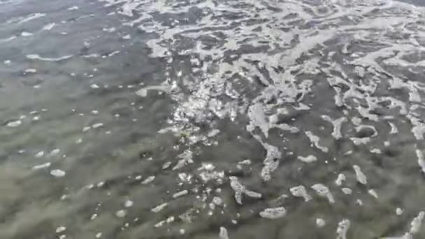 Plajă Nisip Mare Ondulată Ziua Însorită — Videoclip de stoc