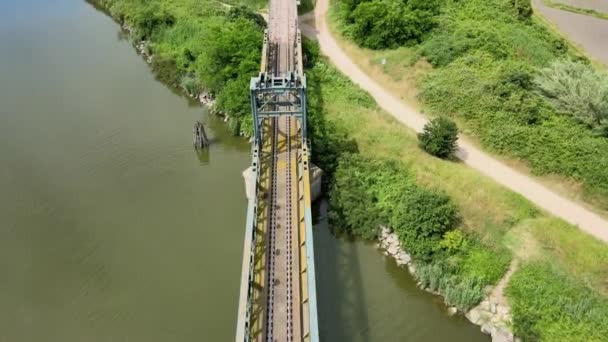 Widok Krajobraz Mostu Kolejowego Nad Rzeką Letni Słoneczny Dzień — Wideo stockowe