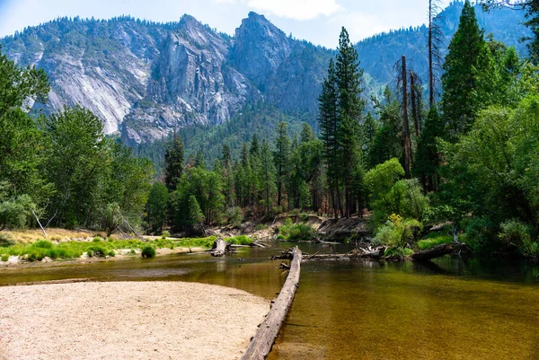 Paysage Ruisseau Étroit Entouré Collines Rocheuses Dans Parc National Yosemite — Photo