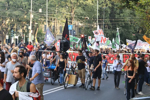 Milán Italia Octubre 2021 Muchas Personas Protestan Contra Manifestación Ecológica —  Fotos de Stock