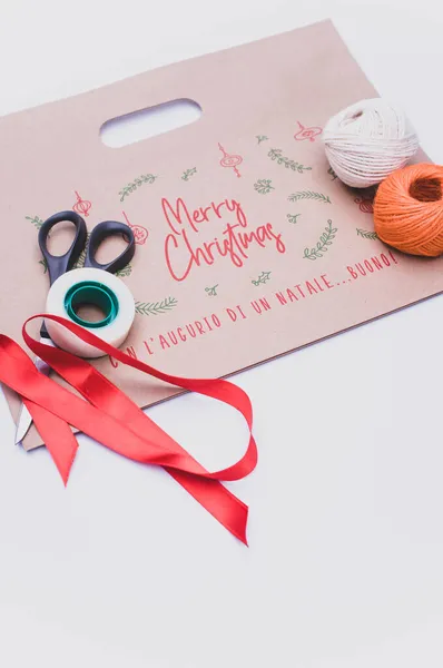 装飾糸リボンとコピースペースとはさみでメリークリスマス装飾紙袋 — ストック写真