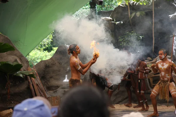 Kairns Australia Lutego 2009 Grupa Osób Występujących Tjapukai Aboriginal Cultural — Zdjęcie stockowe