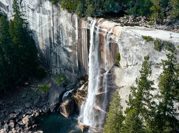Cascate Vernali Con Lunga Esposizione Immersa Nel Verde Nello Yosemite — Foto Stock