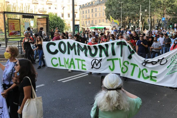 Milán Italia Octubre 2021 Muchas Personas Protestan Contra Manifestación Ecológica —  Fotos de Stock