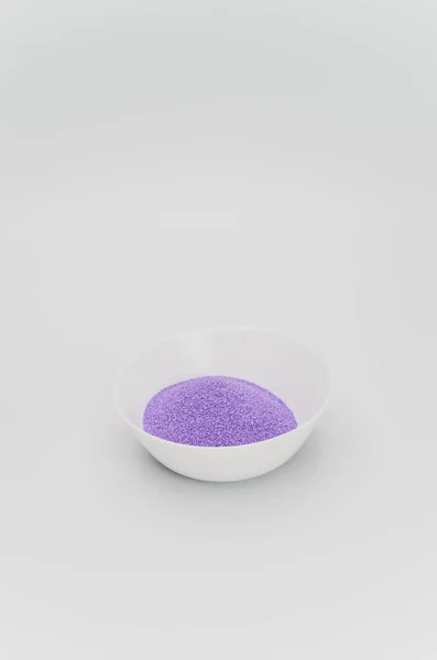 白底白色陶瓷碗中的紫丁香砂 有复制空间 — 图库照片