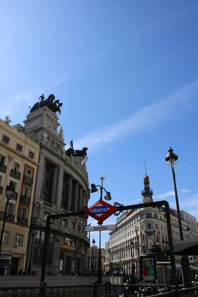 Svislý Záběr Budovy Banesto Pod Slunečním Světlem Modrou Oblohou Madridu — Stock fotografie
