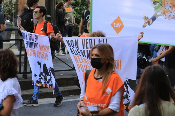 ミラノ イタリア 2021年10月2日 イタリアのミラノで生態系の症状に抗議する多くの人々 — ストック写真