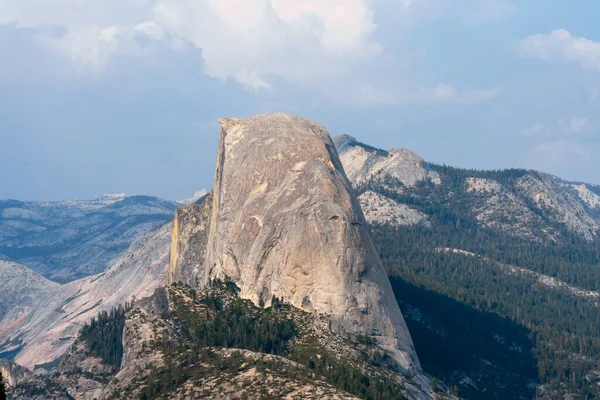 Halve Koepel Vanaf Glacier Point Onder Een Bewolkte Hemel Yosemite — Stockfoto
