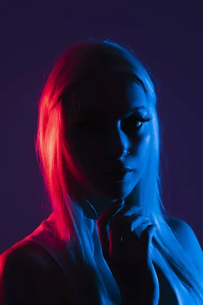 Retrato Uma Jovem Canadense Com Cabelo Loiro Platina Posando Sob — Fotografia de Stock