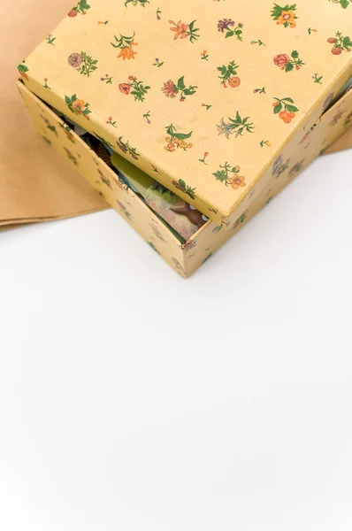 Eine Geschlossene Schachtel Aus Karton Auf Weißem Und Kraftvollem Papier — Stockfoto