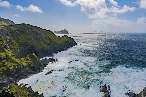 在爱尔兰 在蓝云的天空下 凯瑞悬崖被大海环抱着 — 图库照片