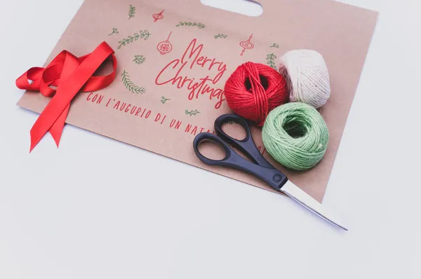 Buon Natale Decorato Sacchetto Carta Con Nastro Filato Decorativo Forbici — Foto Stock