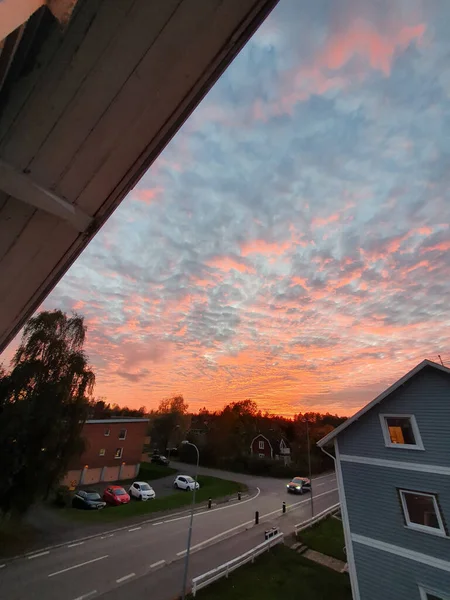Eine Wunderbare Wolkenlandschaft Über Der Straße Und Häuser Sonnenuntergang — Stockfoto