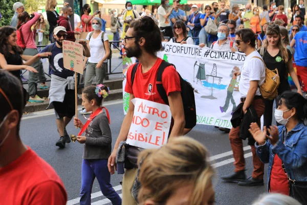 2021年10月2日 许多人在意大利米兰抗议生态示威 — 图库照片
