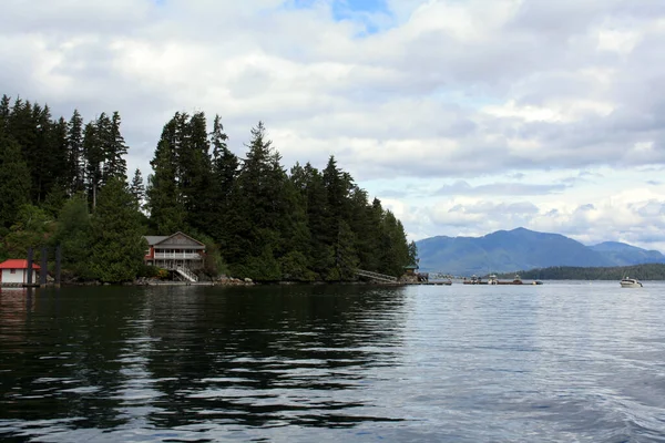 位于加拿大不列颠哥伦比亚省班菲尔德的一个以高山为背景的平静的湖景 — 图库照片