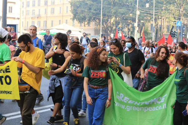 Milão Itália Outubro 2021 Muitas Pessoas Protestam Contra Manifestação Ecológica — Fotografia de Stock