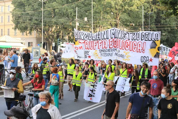 ミラノ イタリア 2021年10月2日 イタリアのミラノで生態系の症状に抗議する多くの人々 — ストック写真