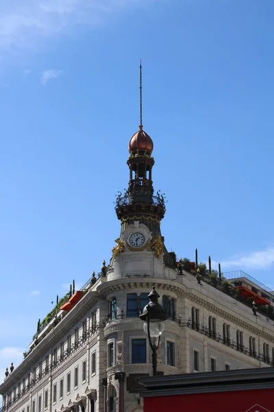 Vertikal Bild Byggnaden Banesto Solljuset Och Blå Himmel Madrid Spanien — Stockfoto