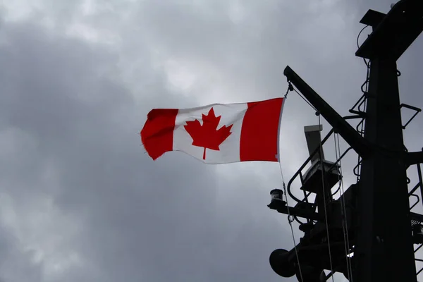 Kanadai Zászló Kanadai Bamfieldben Felhős Égbolton Lóg — Stock Fotó