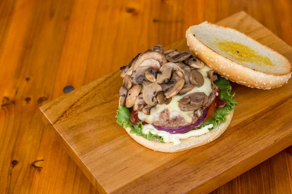 Detailní Záběr Chutného Hamburgeru Dřevěné Desce — Stock fotografie