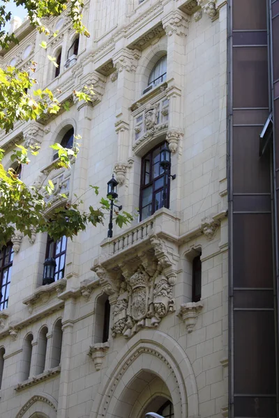 Tiro Vertical Varandas Edifícios Decorados Com Gravuras Madrid Espanha — Fotografia de Stock