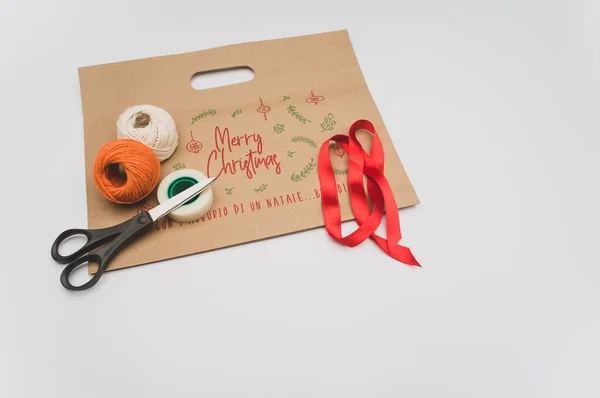 Buon Natale Decorato Sacchetto Carta Con Nastro Filato Decorativo Forbici — Foto Stock