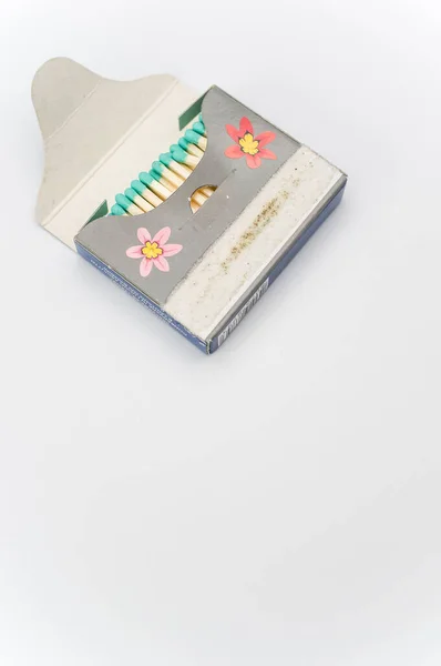 Una Caja Cartón Llena Cerillas Con Cabezas Azules Sobre Una —  Fotos de Stock
