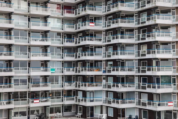 Edifício Alto Com Varandas Com Balaustradas Azuis Mostra Vivendo Uma — Fotografia de Stock