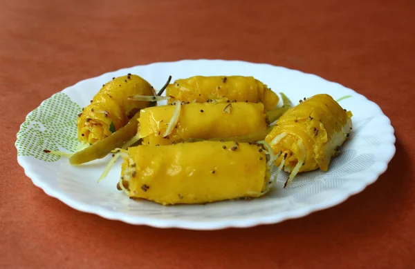 Khandvi Piring Terisolasi Pada Latar Belakang Coklat — Stok Foto