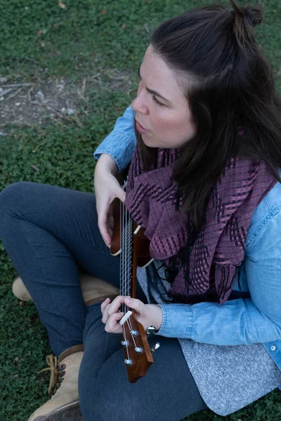 Fiatal Barna Lány Hosszú Haj Játszik Ukulele Területen — Stock Fotó