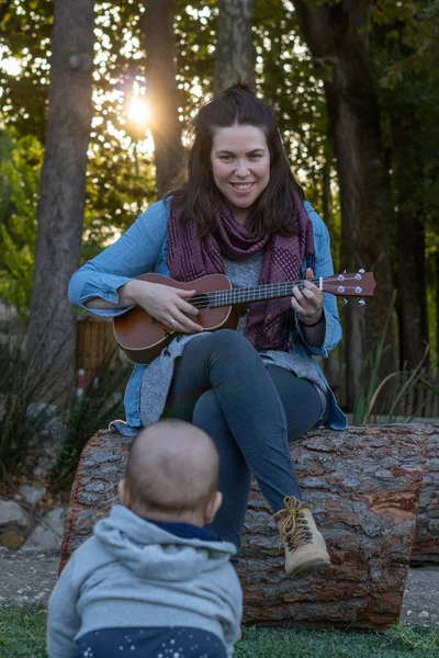 Jong Brunette Meisje Met Lang Haar Spelen Ukelele Het Veld — Stockfoto