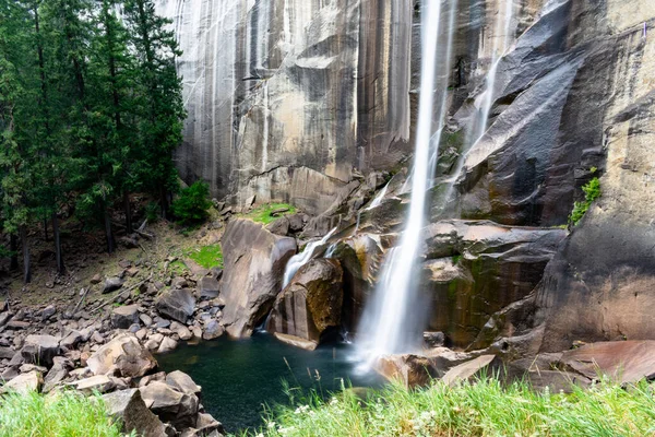 Wodospad Vernal Długą Ekspozycją Otoczony Zielenią Parku Narodowym Yosemite Kalifornia — Zdjęcie stockowe