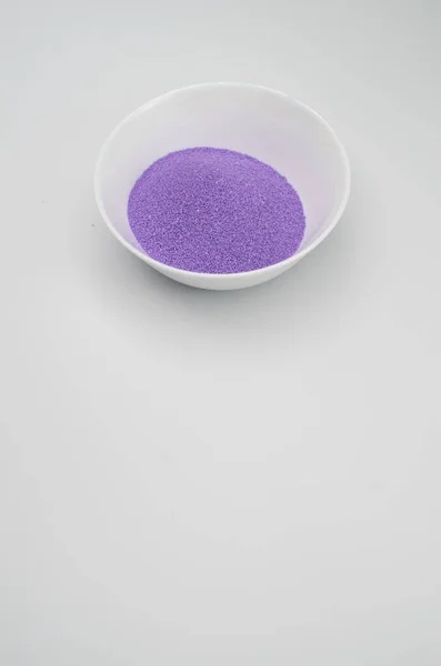 白底白色陶瓷碗中的紫丁香砂 有复制空间 — 图库照片