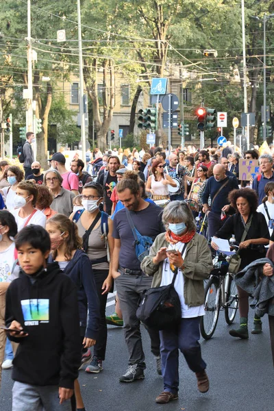 Milán Italia Octubre 2021 Muchas Personas Protestan Contra Manifestación Ecológica —  Fotos de Stock