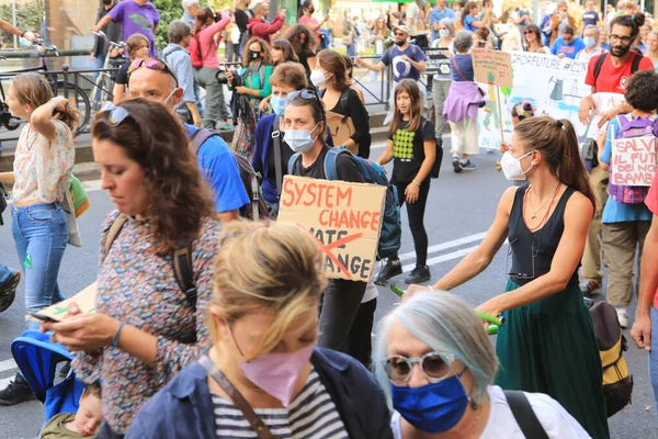 Milan Włochy Października 2021 Wiele Osób Protestuje Przeciwko Manifestacji Ekologicznej — Zdjęcie stockowe