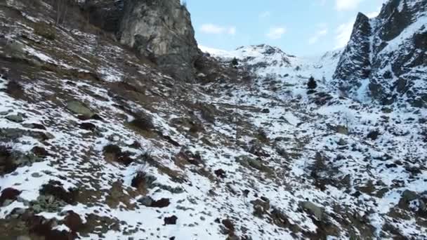 晴れた日の雪に覆われた山々の絵のような景色 — ストック動画