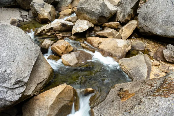 Closeup Narrow Stream Long Exposure Surrounded Rocks Park — Stock Photo, Image