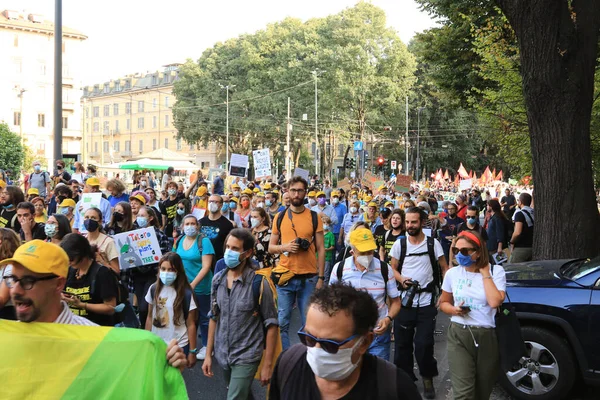 ミラノ イタリア 2021年10月2日 イタリアのミラノで生態系の症状に抗議する多くの人々 — ストック写真